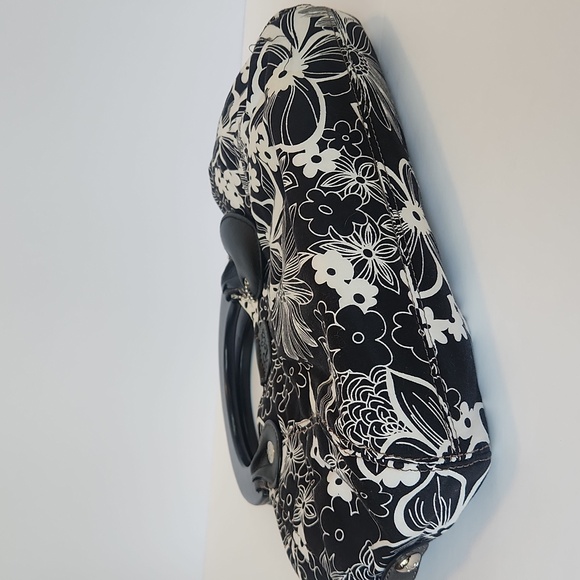 Relic - Black and White Cloth Handbag w Wooden Handle - Picture 2 of 13